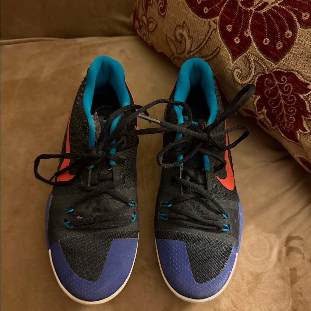 3/$15 Nike Youth Kyrie 3 Kyrache Black and Blue Athletic Shoes - Size 5.5 - Picture 2 of 7
